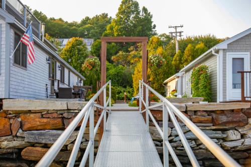Heron Cottage on Casco Bay with Deck and Dock Access! - image 2