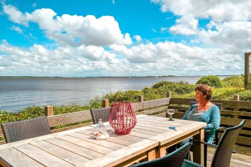  "Heleen" 6 pers, Lauwersmeer waterfront, full equipped and modern in Anjum