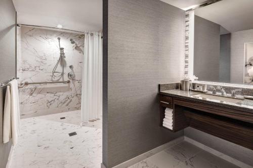 King Room image 6