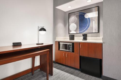 King Suite with Courtyard View image 8