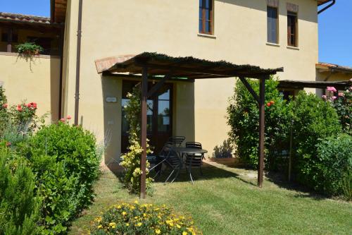 Large apartment with shared swimming pool in Crete Senesi
