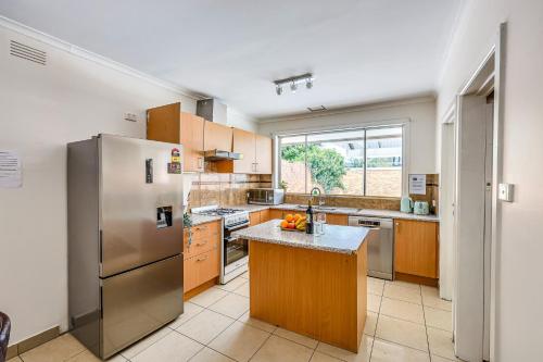 Konyha, StayAU Family-Friendly 3BR Getaway in Malvern in Chadstone