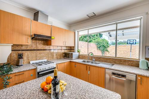 Konyha, StayAU Family-Friendly 3BR Getaway in Malvern in Chadstone