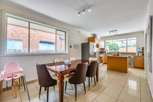 Konyha, StayAU Family-Friendly 3BR Getaway in Malvern in Chadstone