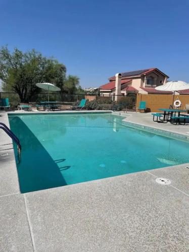 Private Home - Billiards, Mountain Views, Private Desert Access, HOA Pool & Spa, BBQ, at Lambert Park - Bourbondale thumb 4