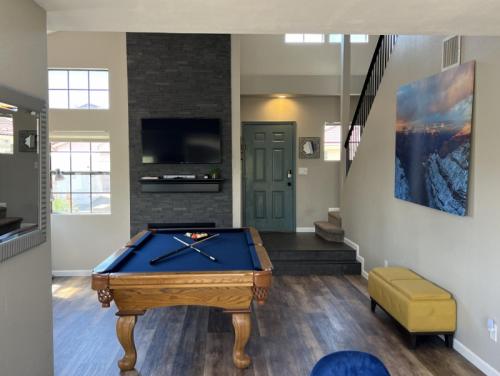 Private Home - Billiards, Mountain Views, Private Desert Access, HOA Pool & Spa, BBQ, at Lambert Park - Bourbondale detail