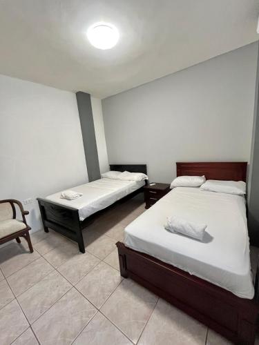 Enorme 3 habitaciones, 7 camas, centro de machala