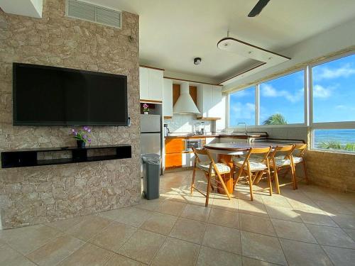 Shared lounge/TV area, Tropical Oasis in Tucacas in Boca de Aroa