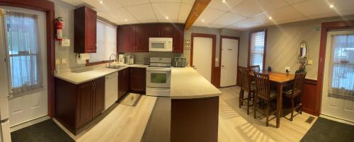 4 Bedroom Cottage on Manitoulin Island Next to Sand Beaches! in Providence Bay (ON)