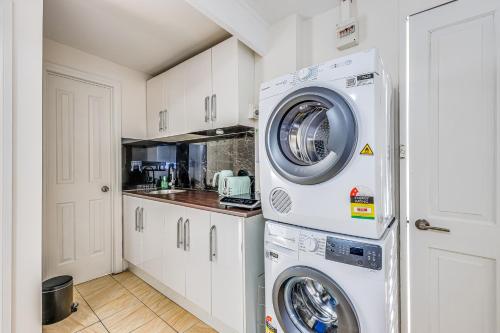 Konyha, StayAU Cozy 1BR Living Space Near Chadstone in Chadstone