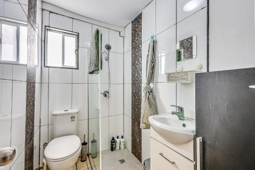 Fürdőszoba, StayAU Cozy 1BR Living Space Near Chadstone in Chadstone