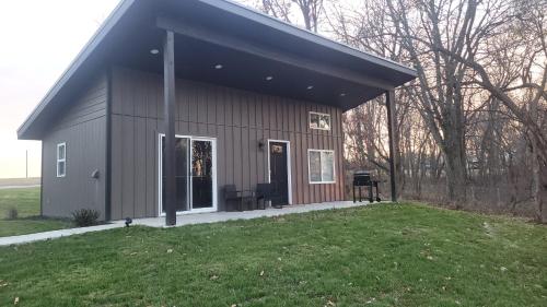 . Cozy Modern Cabin by Banner Creek Lake