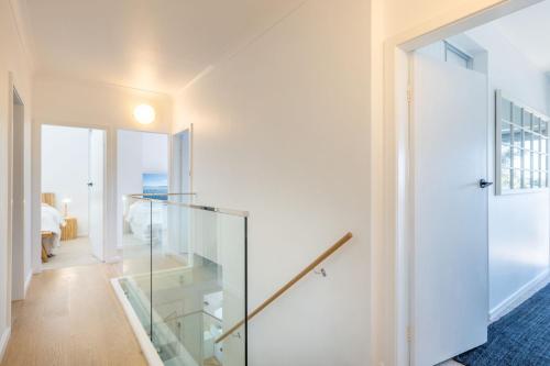 Cloud Nine, 18 Wynne Cres - heated pool, waterviews, beach