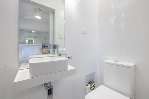 Cloud Nine, 18 Wynne Cres - heated pool, waterviews, beach