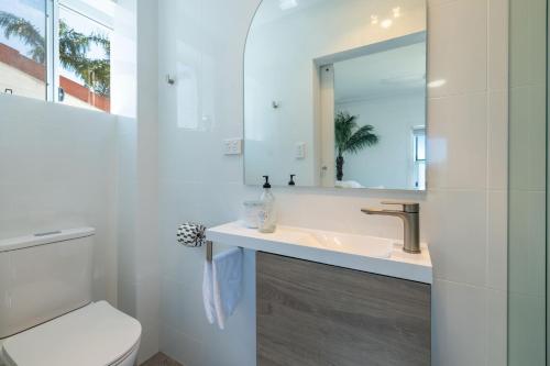 Cloud Nine, 18 Wynne Cres - heated pool, waterviews, beach