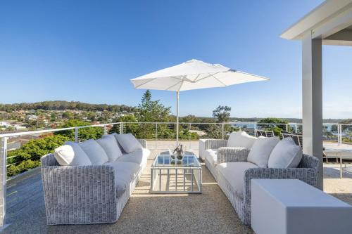 Cloud Nine, 18 Wynne Cres - heated pool, waterviews, beach