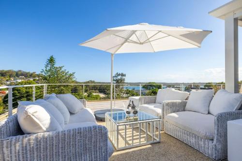 Cloud Nine, 18 Wynne Cres - heated pool, waterviews, beach