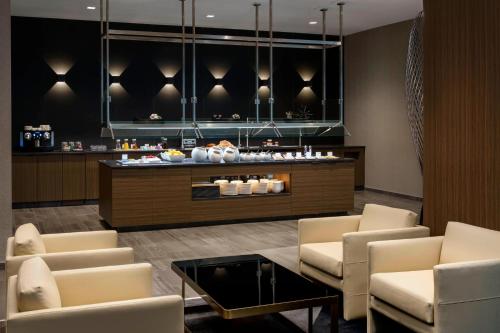 廚房, 教堂山市區AC酒店 (AC Hotel Chapel Hill Downtown) in 教堂山