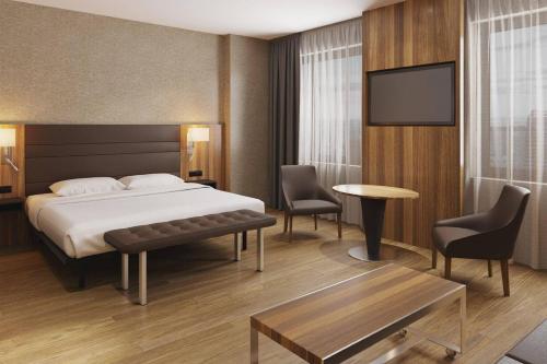 Executive, Guest room, 1 King, Sofa bed image 5