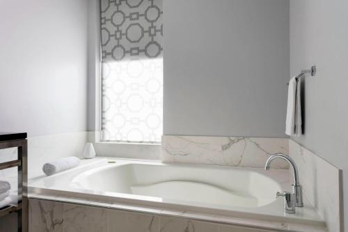 Renaissance Cincinnati Downtown Hotel - image 13
