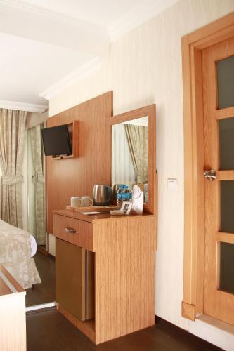 Kozan City Hotel Oglakcioglu Park City Hotel is conveniently located in the popular Izmir area. The hotel offers guests a range of services and amenities designed to provide comfort and convenience. 24-hour front desk