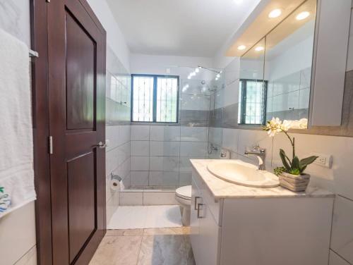 7br Massive Villa In Sosa - 2mins From Nightlife - image 5