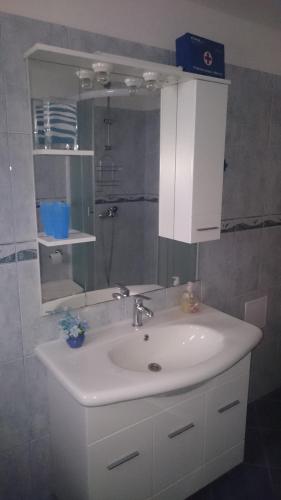 Apartment Radalj - image 4