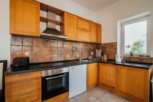 Spacious Family 4BR Seaside House, Fantastic Sea Views, 20 Meters to Beach in โอราโฮวัซ