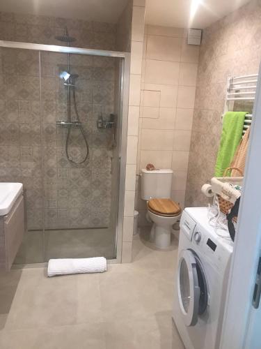 Lovely And Freshly Renovated Apartment In Praha 10 - image 9