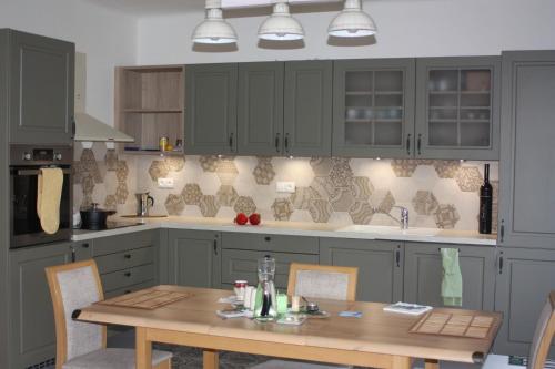 Lovely And Freshly Renovated Apartment In Praha 10 - image 2