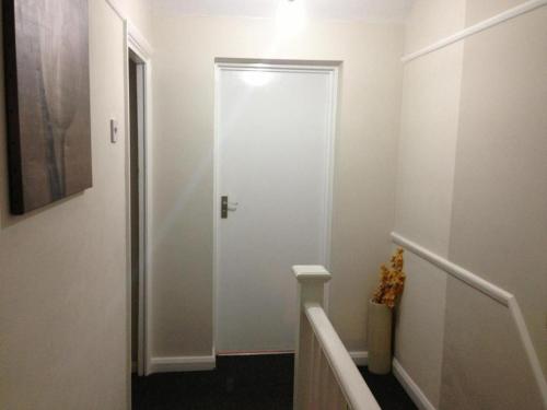 Room in Guest room - Double with shared bathroom sleeps 1-2 located 5 minutes from Heathrow dsbyr - image 3