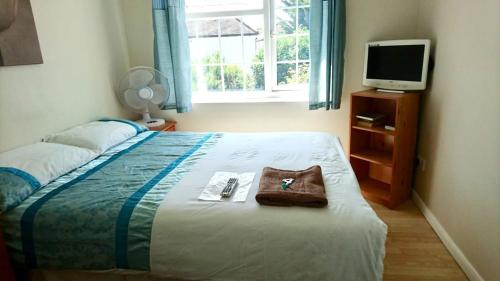 Double with shared bathroom sleeps 1-2 located 5 minutes from Heathrow dsbyr - Tap to explore photos
