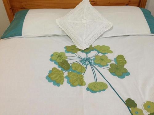 Room in Guest room - Double with shared bathroom sleeps 1-2 located 5 minutes from Heathrow dsbyr - image 5