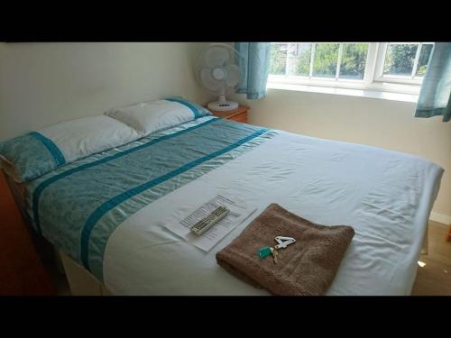 Room in Guest room - Double with shared bathroom sleeps 1-2 located 5 minutes from Heathrow dsbyr - image 6