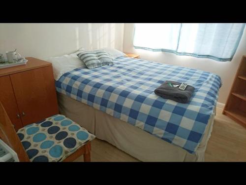 Room in Guest room - Double with shared bathroom sleeps 1-2 located 5 minutes from Heathrow dsbyr - image 8