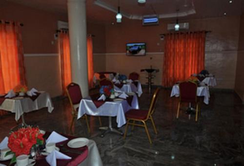 Restaurant, Sheriffyt Royale Hotel - Business Suite in Ikorodu