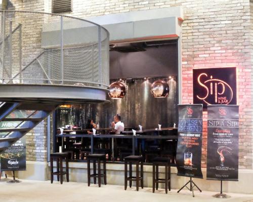 Bar/lounge, QQ Empire Damansara hotel room near KidZania Kuala Lumpur