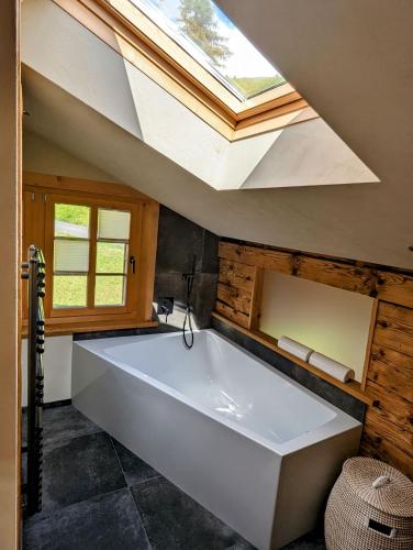 Fürdőszoba, Chalet Grittelihus, large bathroom, Lots of living space, nhe Interlaken in Diemtigen