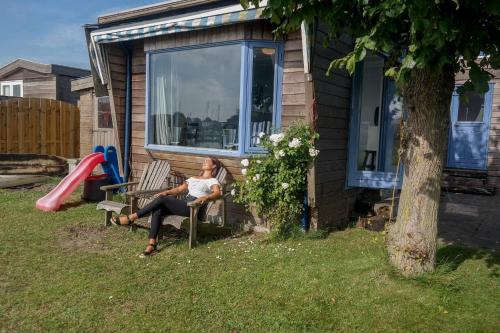  8 pers. Holiday home Carla in front of the Lauwersmeer in Anjum