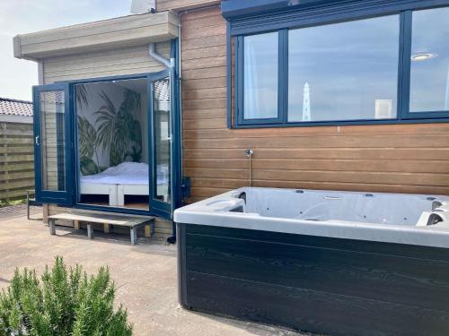 Whirlpool, Entire house - 4 pers Holiday home Aurora with directly on the Lauwersmeer in Dongeradeel