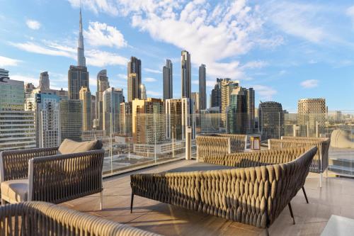 Waves - Spacious 2BR Apartment with Burj Views & Terrace, Dubái (foto 8)