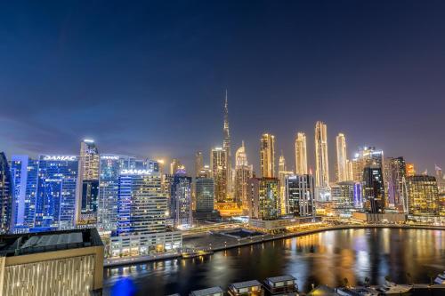 Waves - Spacious 2BR Apartment with Burj Views & Terrace, Dubái (foto 9)