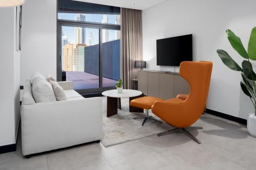 Waves - Spacious 2BR Apartment with Burj Views & Terrace, Dubái (foto 6)