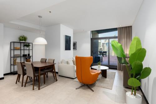 Waves - Spacious 2BR Apartment with Burj Views & Terrace, Dubái (foto 4)