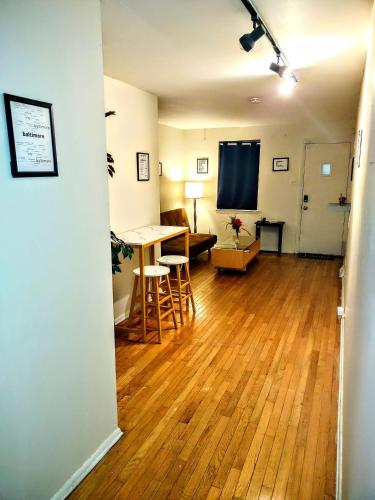 Twin Bunk-Style Bedroom close to downtown - 레스토랑