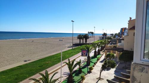 Entire house - 2 Bedroom Apartment Front Line Of The Beach