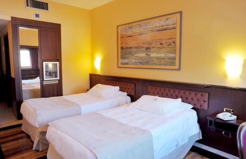 HOTEL SANTA BARBARA Room Type - Twin Room