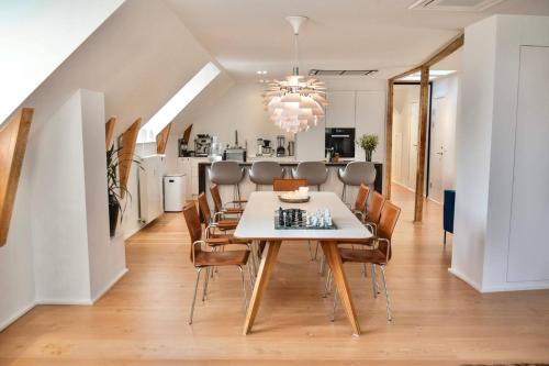 Central Penthouse with Private Rooftop Terrace - image 9