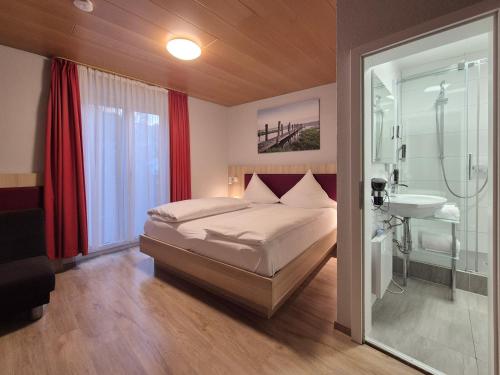 1 king bed, 1 sofa bed