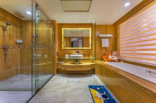 King Room with Spa Bath image 1